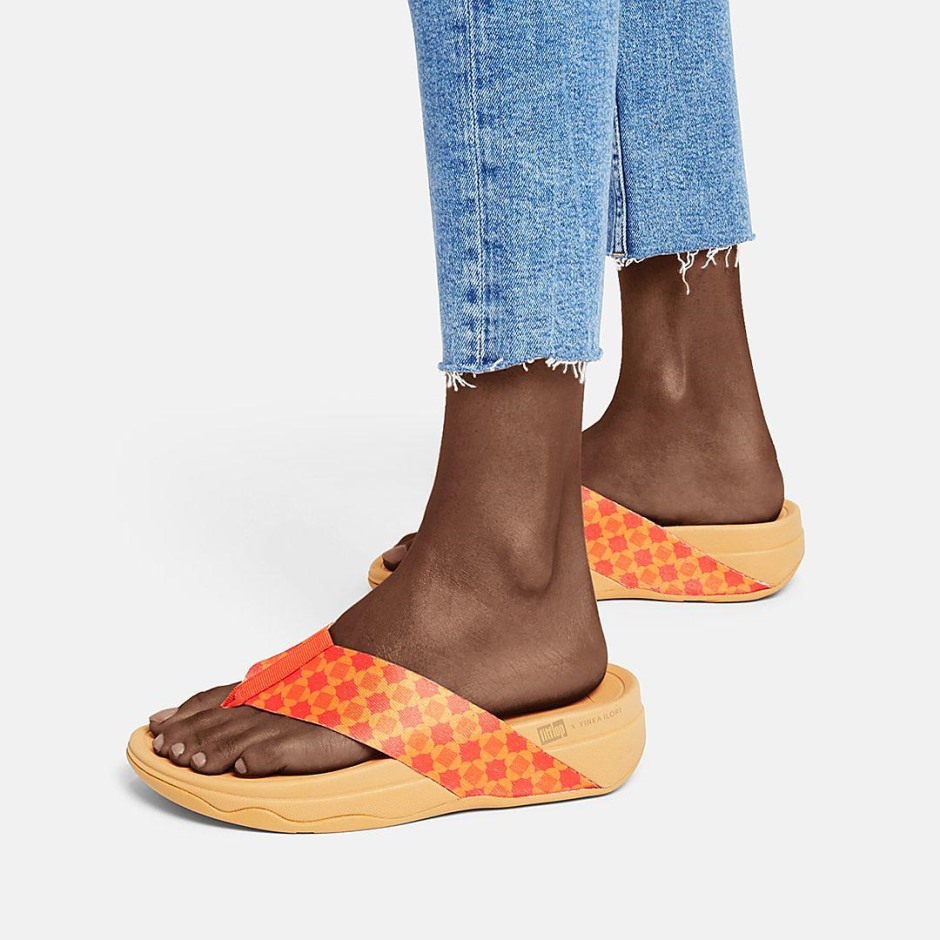 Fitflop Surfa X Yinka Ilori Toe-post σανδάλια κόκκινο-πορτοκαλί